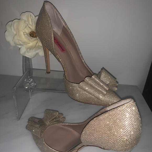 Betsey Johnson Women's Prince-P D’Orsay Bow Pump In Glam Gold - Picture 6 of 12